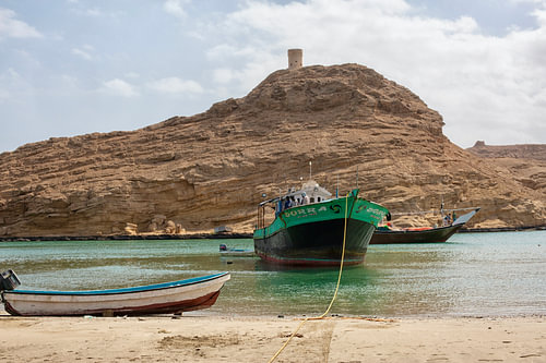 Vissersboot meert aan bij een scheepswerf in Oman