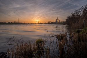 Molen de Vrijheid aan rivier de Linge bij zonsopkomst van Moetwil en van Dijk - Fotografie