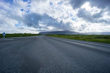 IJsland - Kruising van snelwegen tussen groene weiden van adventure-photos