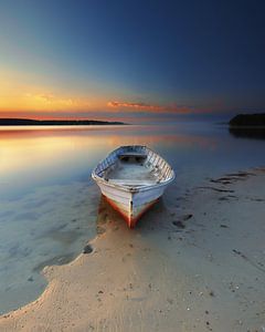 Boot, funkelnde Wasserreflexionen