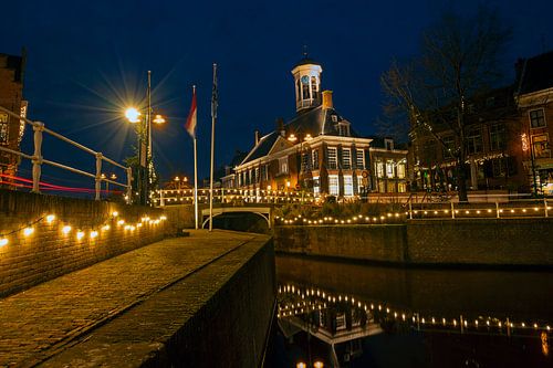 Historisch Gemeentehuis van Dokkum in Nederland bij avond
