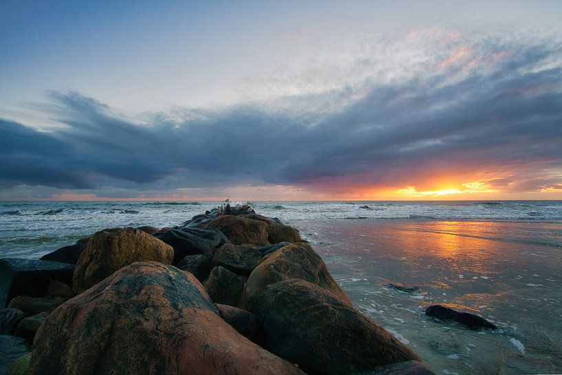 Grote stenen op het zandstrand bij zonsondergang in Denemarken van Martin Köbsch