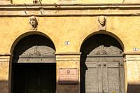 Deuren met bogen in Verona, Italië