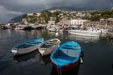 Kleine vissersboten in de haven van Vice Equence (bij Amalfikust), Italië, metg donnker wolkendek.