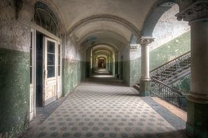 Beelitz - Korridor voller Verfall. von Roman Robroek – Fotos verlassener Gebäude