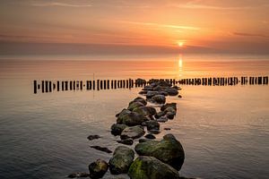 Morgenzon aan het IJsselmeer in Enkhuizen van Dick Portegies