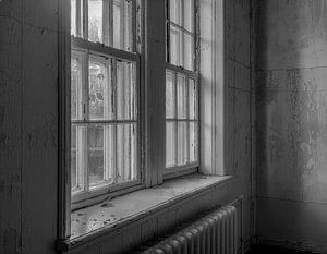 Stimmungsvolle Dokumentarfotografie alter Fenster in einem historischen russischen Krankenhaus mit verwittertem Holzrahmen