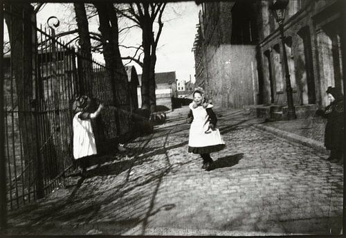 Kinderen spelend voor de ingang van Breitners atelier op de Prinseneiland in Amsterdam, George Hendr