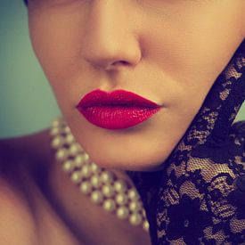 Retro modeportret. Stijlvolle vrouw met glamoureuze make-up en vintage kanten handschoenen. van Jelena Jovanovic Fine Art