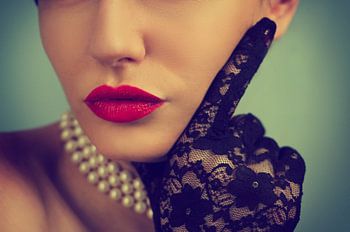 Retro-Mode-Porträt. Stilvolle Frau mit glamourösem Make-up und Vintage-Spitzenhandschuhen.