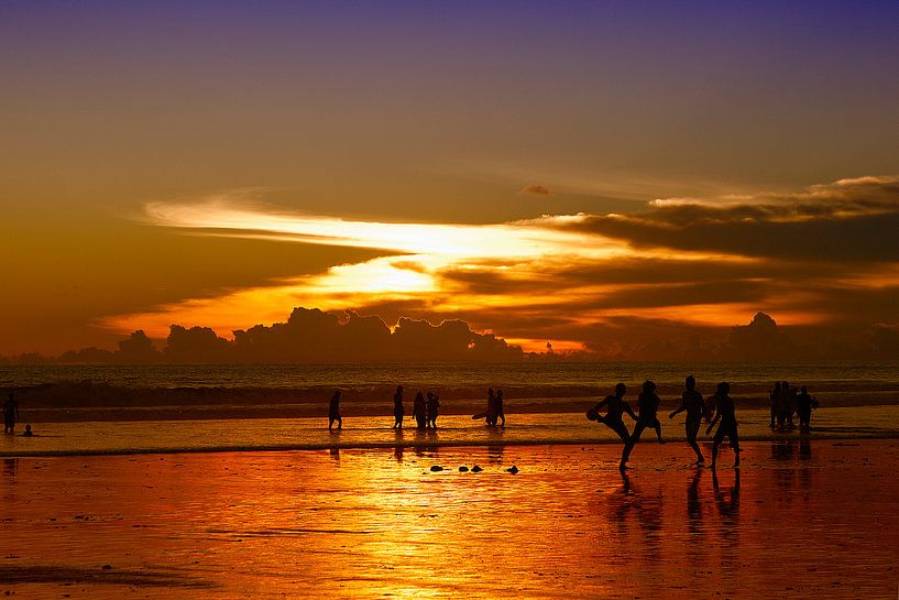 Zonsondergang Seminyak Beach, Bali van Brenda Reimers Photography