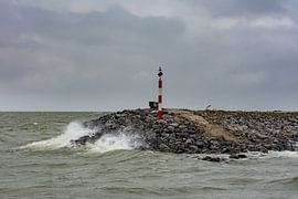 Stone dike with pole by Margreet Frowijn