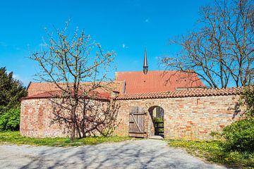 Klooster van het Heilig Kruis en stadsmuur in de Hanzestad Rostock van Rico Ködder