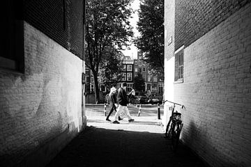 Stiefel eines Wanderers in einer Gasse in Amsterdam in Schwarz und Weiß