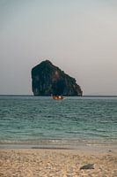 Gelassener Meerblick und Kalksteininsel in Krabi, Thailand