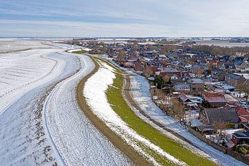 Vue aérienne du village enneigé de Moddergat, en Frise, sur la mer gelée des Wadden, aux Pays-Bas, en hiver. sur Eye on You