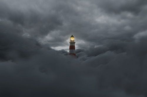 Een verlichte vuurtoren boven donkere, donzige wolken