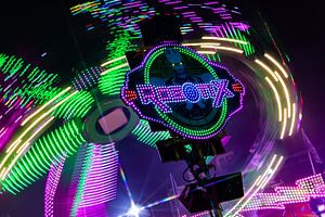 Rotor im Kreis – Langzeitbelichtung eines Fahrgeschäfts im Neonlicht