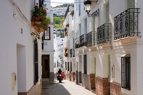 Enge Straße in Cómpeta, Andalusien, Spanien.