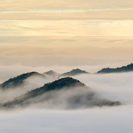 Een zee van wolken rond de bergtoppen van Alishan van Jos Pannekoek