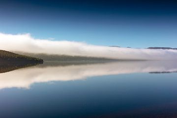 Nebel liegt über dem Loch Ness von Jürgen Wiesler