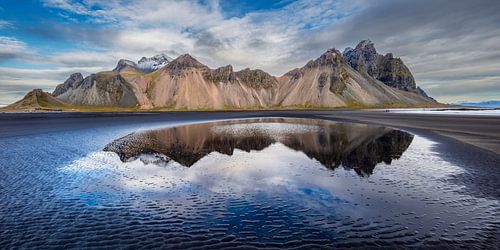 Weerspiegeling van het majestueuze Vestrahorn-gebergte