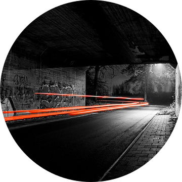 Lichtsporen van een auto in een tunnel van Jeroen Berendse