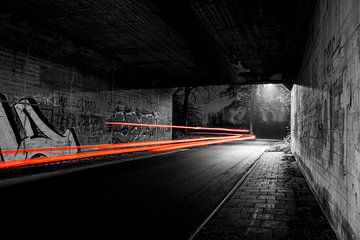 Lichtsporen van een auto in een tunnel van Jeroen Berendse