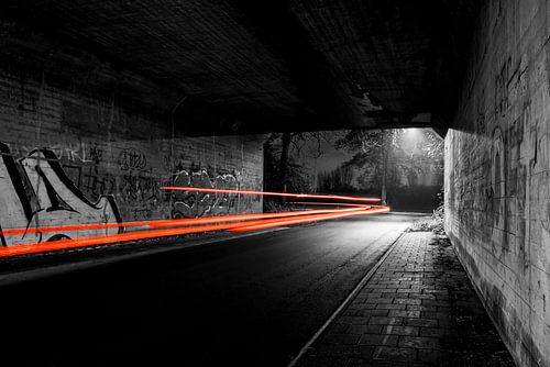 Lichtsporen van een auto in een tunnel