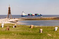 Kugelbake und Containerschiff in Cuxhaven von Werner Dieterich Miniaturansicht