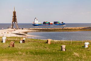 Kogelbaken en containerschip in Cuxhaven van Werner Dieterich