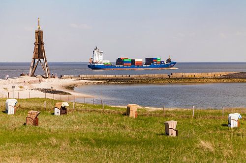 Ball beacon and container ship in Cuxhaven by Werner Dieterich