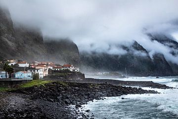 Tief hängende Wolken zwischen den Bergen an der Küste Madeiras | Landschaft von Daan Duvillier | Dsquared Photography
