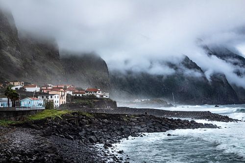 Nuages bas parmi les montagnes de la côte de Madère | Paysage