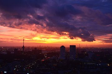 Helder rode, oranje en donkere wolken boven Rotterdam