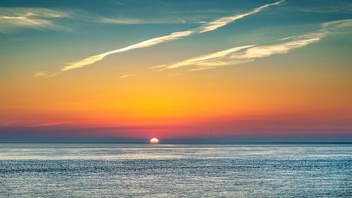 Coucher de soleil apaisant sur la côte de la mer du Nord