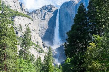 Beautiful waterfall in Yosemite National Park in America by Linda Schouw