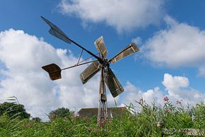 Windmühle mit schönem blauen Himmel mit Pfahlwolken
