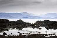 Küste bei Armadale auf der Isle of Skye mit den schottischen Highlands im Hintergrund von gaps photography Miniaturansicht