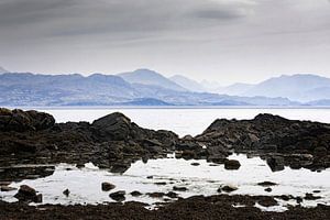 Küste bei Armadale auf der Isle of Skye mit den schottischen Highlands im Hintergrund von gaps photography