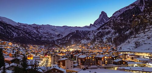 Zermatt und das Matterhorn bei Einbruch der Nacht