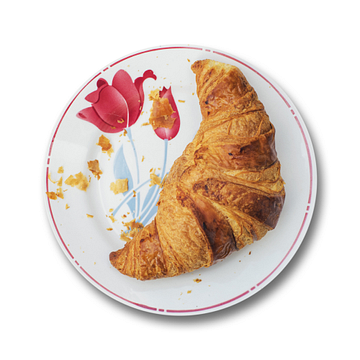 Een croissant op oud frans bordje van Blond Beeld