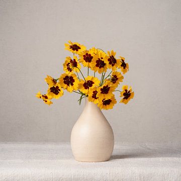 Stilleven met gele veldbloemen van Mariska Vereijken