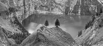 Bergsee in der  Schweiz in schwarz-weiß