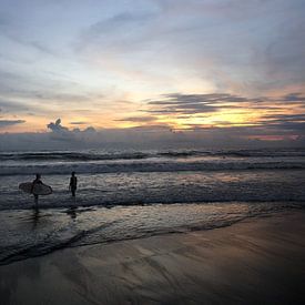 Surfen op Bali van Felix Wiesner