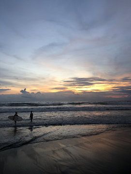 Surfen op Bali van Felix Wiesner