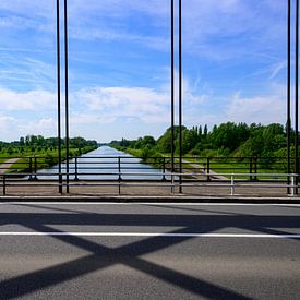 Blick auf den Albert-Kanal von einer Brücke aus Antwerpen von Kristof Leffelaer
