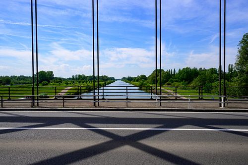 Uitzicht over het Albertkanaal vanaf een brug Antwerpen