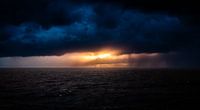 Unwetter und Sonnenuntergang auf hoher See