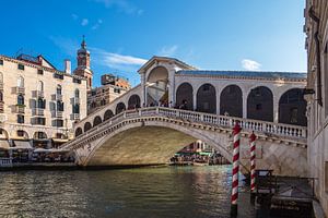 Blick auf die Rialto Brücke in Venedig